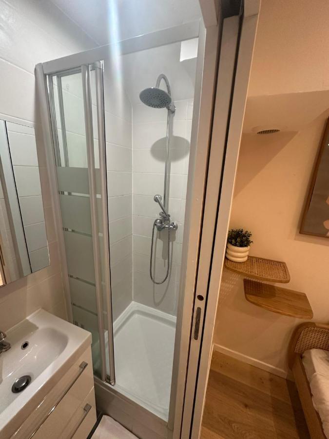 Modern And Warm Fully Renovated Split Level Apart Steps Away From The Grands Boulevard Apartment Paris Exterior photo