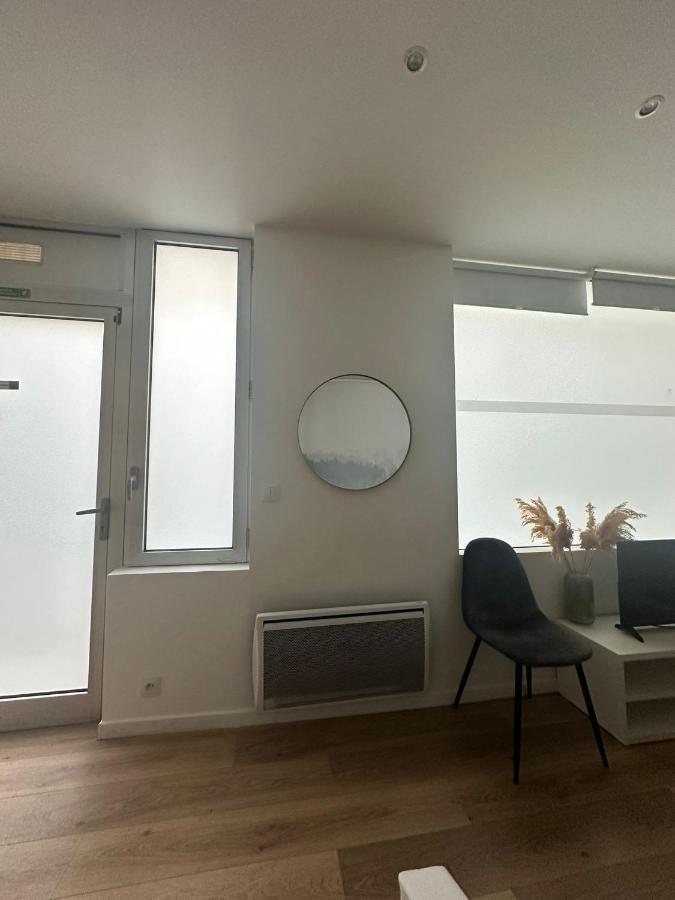Modern And Warm Fully Renovated Split Level Apart Steps Away From The Grands Boulevard Apartment Paris Exterior photo